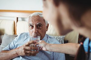 Wie Trinken gegen altersbedingte Beschwerden hilft