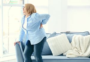 Warum Osteoarthritis häufig bei älteren Frauen auftritt
