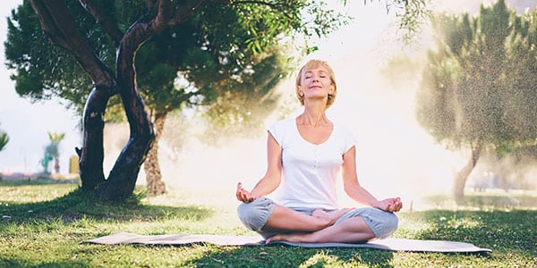 Hypnose, Yoga und Achtsamkeit zur Überwindung von Wechseljahrsbeschwerden