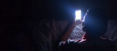 Wie Licht nachts Ihren Schlaf schädigen kann