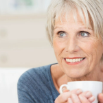 Tee kann die Knochen älterer Frauen stärken, während sie starker Kaffee schwächt