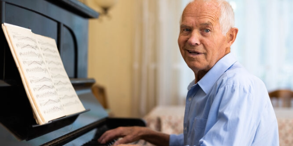 Das Erlernen eines Musikinstruments im Alter von über 70 Jahren könnte helfen, das Gedächtnis zu schützen